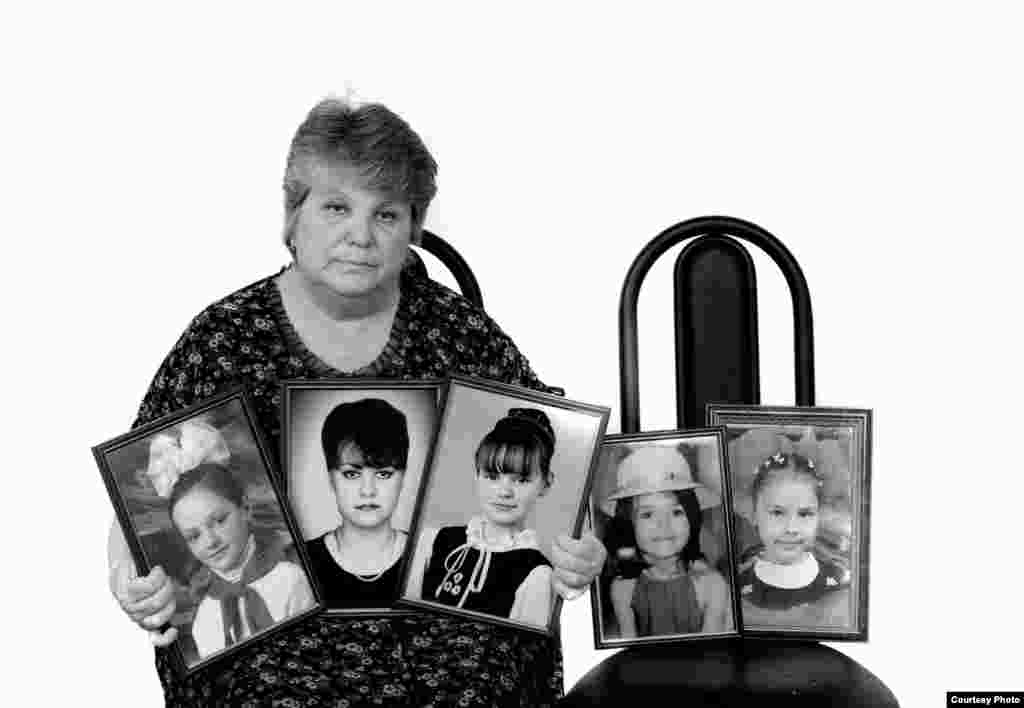 Лидия Урманова - "31 августа мои внучки Юлечка и Яночка пришли вечером ко мне, мы попили чай, пошутили, они показали свой новый танец и пошли домой. Я проводила их, а потом позвонила , узнать, как они добрались у дочери. Позвонила старшему сыну Сергею, трубку взяла самая младшая внучка – Залиночка, она поделилась радостью: «Бабушка, я так рада, ведь завтра в школу. Ура! Скорее бы утро, я так хочу учиться, у меня к школе все есть!» Я поговорила и со снохой Ритой, она все переживала, что ни не нашли для Залины тетрадку по осетинскому языку...." В те сентябрьские дни 2004 –го Лидия потеряла дочь Ларису Рудик-Урманову, внучат – Юлю, Яну, Залину, Машеньку и сноху Риту. Другая сноха Наталья и сын Сергей остались инвалидами. Первой жертвой стала 12-летняя Яна – она была больна диабетом и умерла на второй день в спортзале на глазах у матери – не было лекарств. Залина в 2004-м пошла в первый класс, ей было 6,5 лет. Из семьи в тот день в школу ушли 8 человек, вернулись двое.