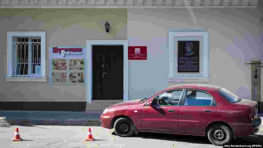 Изображения Сталина, в отличие от Ленина, в Крыму встречаются реже. Эту мемориальную доску в мае 2015 года открыли на фасаде здания «Крымского республиканского комитета КПРФ» в Симферополе. Недовольные жители города уже несколько раз обливали ее краской