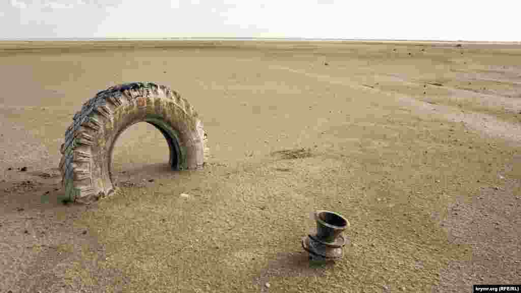 На Керченском полуострове известно о шести соленых озерах так называемого лиманного типа. Акташское – самое крупное из них, его площадь составляет около 27 квадратных километров. Правда, к середине нынешней осени оно настолько пересохло, что от прежней водной поверхности осталось не более четверти площади