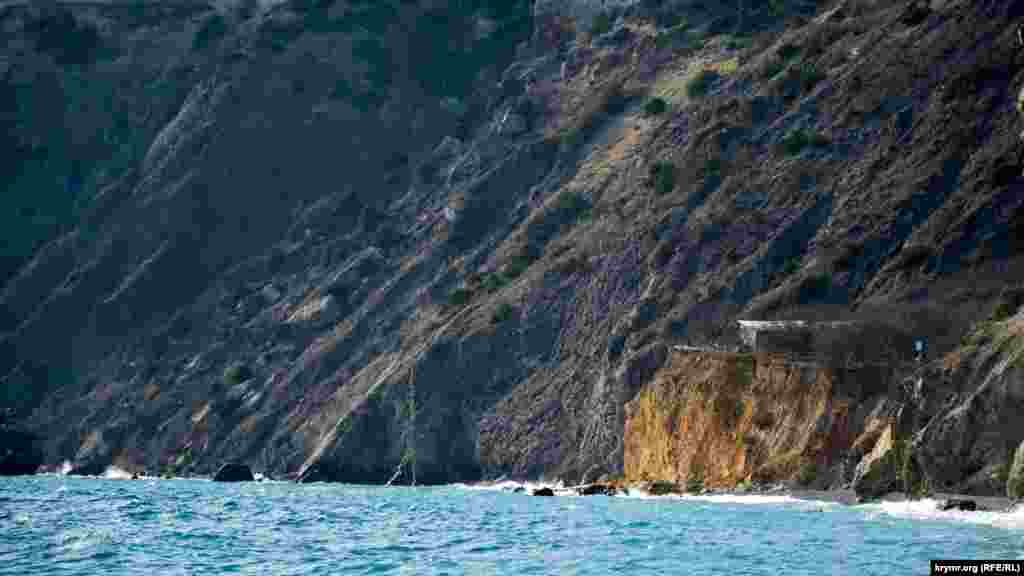 На берегу у этих скал – орнитологический заказник