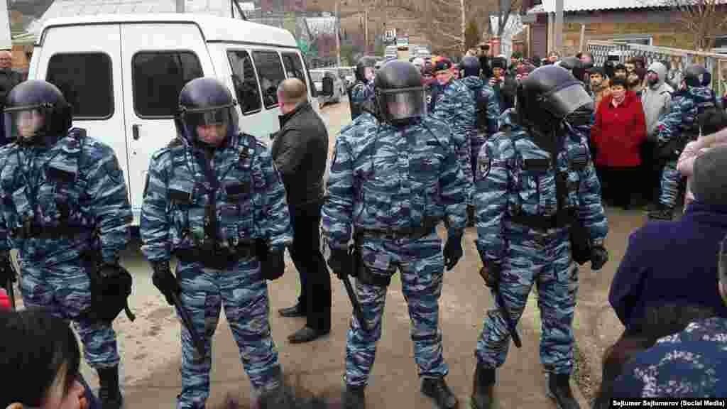 По Крыму в домах крымских татар проходят обыски. Село Холмовка Бахчисарайского района, 11 февраля  2016 года.