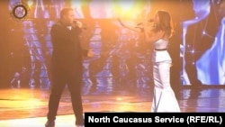 Амирхан Умаев во время исполнения песни (скриншот с видео, размещенного Рамзаном Кадыровым соцсетях)