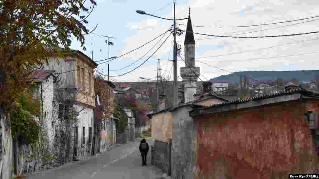 Над улицей Исмаила Гаспринского возвышается минарет мечети Тахталы-Джами, построенной в 1707 году, Бекхан Султанхани – дочерью хана Селима I Герая