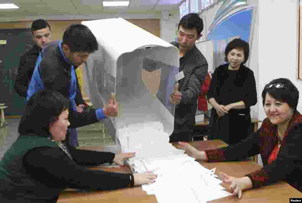 За попередніми даними лідирує екс-прем’єр Киргизстану Сооронбай Жеенбеков з 54% голосів. На другому місці – опозиціонер Омурбек Бабанов з 33%