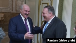 Спілкування президента Білорусі Олександра Лукашенка (л) із держсекретарем США Майком Помпео, Мінськ, 1 лютого 2020 року