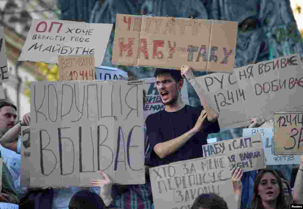 Украинцы протестуют на первом в военное время митинге против недавно принятого закона, который ограничивает независимость антикоррупционных институтов, Львов, Украина, 22 июля 2025 года. REUTERS/Roman Baluk