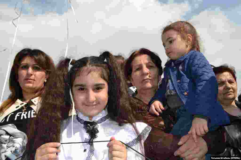 Приходить на митинг целыми семьями – особая традиция. Дети с самого раннего возраста привыкают помнить историю своего народа. Как считают их родители, это особенно важно для тех, кто вынужден жить вдали от Армении.