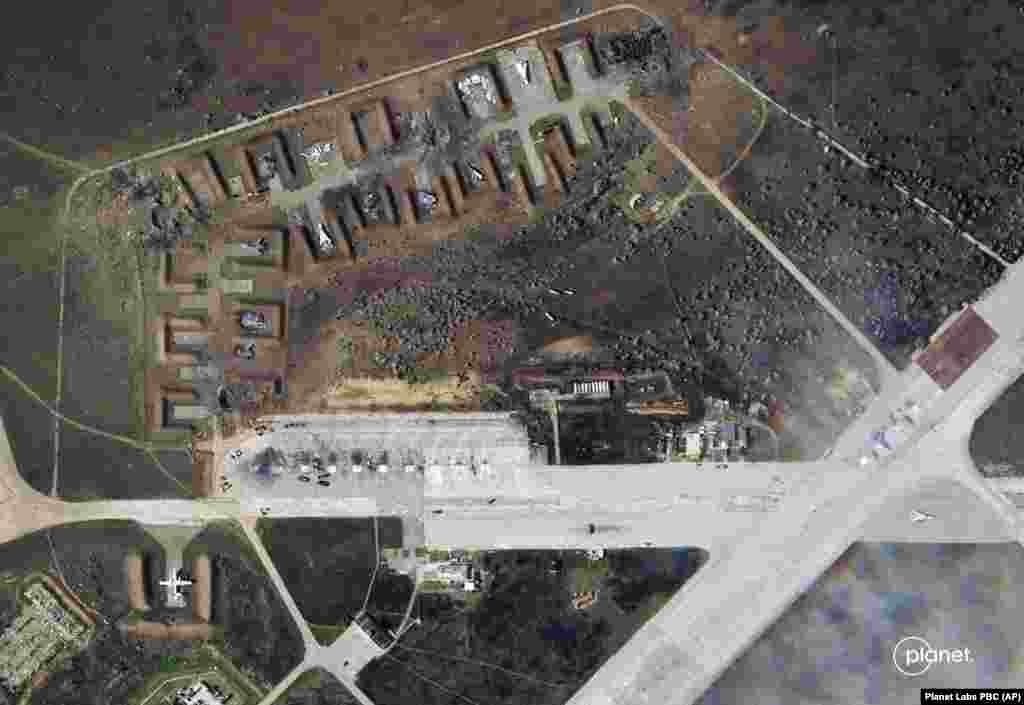 На супутникових знімках від 10 серпня видно кілька великих вирв, схожих за розмірами, а це вказує на те, що по базі завдали численних ударів. «Відділ охорони здоров’я Криму, який контролюється Росією, повідомив, що внаслідок вибухів один мирний житель загинув і ще вісім отримали поранення. Військові аналітики назвали руйнування потужним ударом для Росії та психологічною перемогою для України