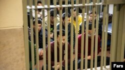 عفو بین الملل میگوید٬ تعدادی از زندانیان در ایران به طور سیستماتیک از خدمات پزشکی محروم شدهاند و این میتواند آنها را در برابر ویروس کرونا آسیبپذیرتر کند