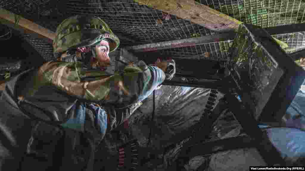 Боєць з крупнокаліберним кулеметом спостерігає за ділянкою фронту