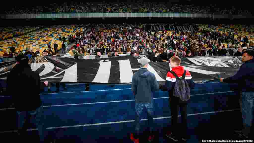 Участники акции разворачивают баннер с надписью «Олег Сенцов. Україна з тобою»