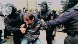 У Москві масово затримують протестувальників У Москві масово затримують протестувальників