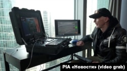 Російські військові нібито мають технічну можливість керувати дронами на Донбасі з Москви. Зображення: скріншот з сюжету РІА «Новини»
