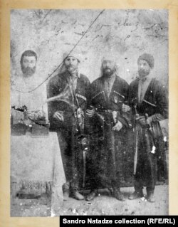 მარცხნიდან: უცნობი. ივლიანე კეჭაყმაძე, სამუელ ჩავლეიშვილი, ლადიკო დოლიძე. 1907 წელი.