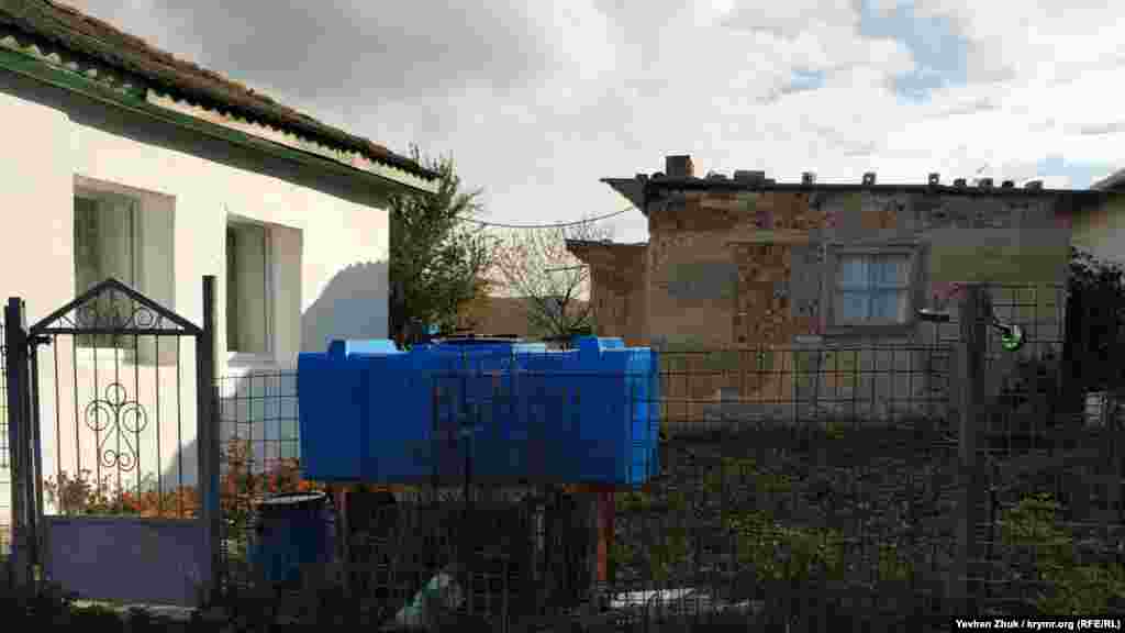 Село Гончарное – одно из самых древних в округе Севастополя – расположено в Варнаутской долине. В конце ноября прошлого года в сельских колодцах пропала вода, пересох даже известный источник Варналы. Местные жители вынуждены были приобрести емкости для воды, а российские власти организовали ее подвоз