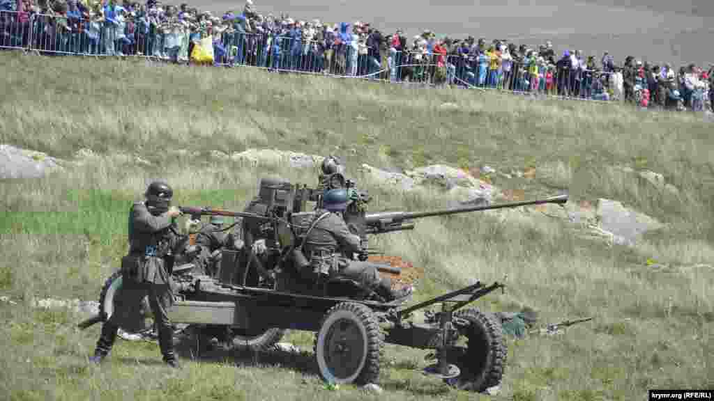 «Немецкие солдаты» обороняются, ведя огонь из пушки