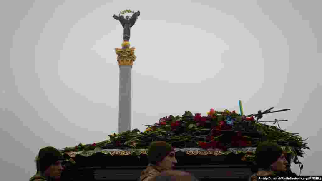 Сьогодні українці попрощалися із 7 військовими, які загинули 29–30 січня поблизу Авдіївки від осколкових поранень. Серед них, зокрема, бійці 72-ї механізованої бригади: капітан Андрій Кизило, молодший сержант Володимир Бальченко, солдат Дмитро Оверченко і сержант Володимир Крижанський. Київ, 1 лютого 2017 року ФОТОГАЛЕРЕЯ