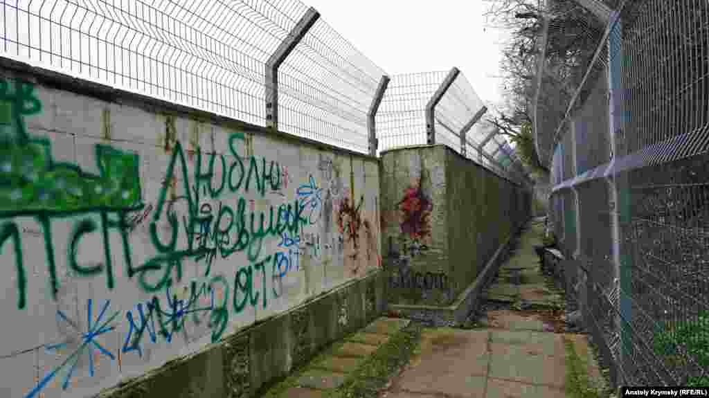 Еще три года назад отдыхающие на ливадийском муниципальном пляже столкнулись с таким вот «тюремным» переходом вдоль берега у санатория «Черноморье», принадлежащим одному силовому ведомству Российской Федерации