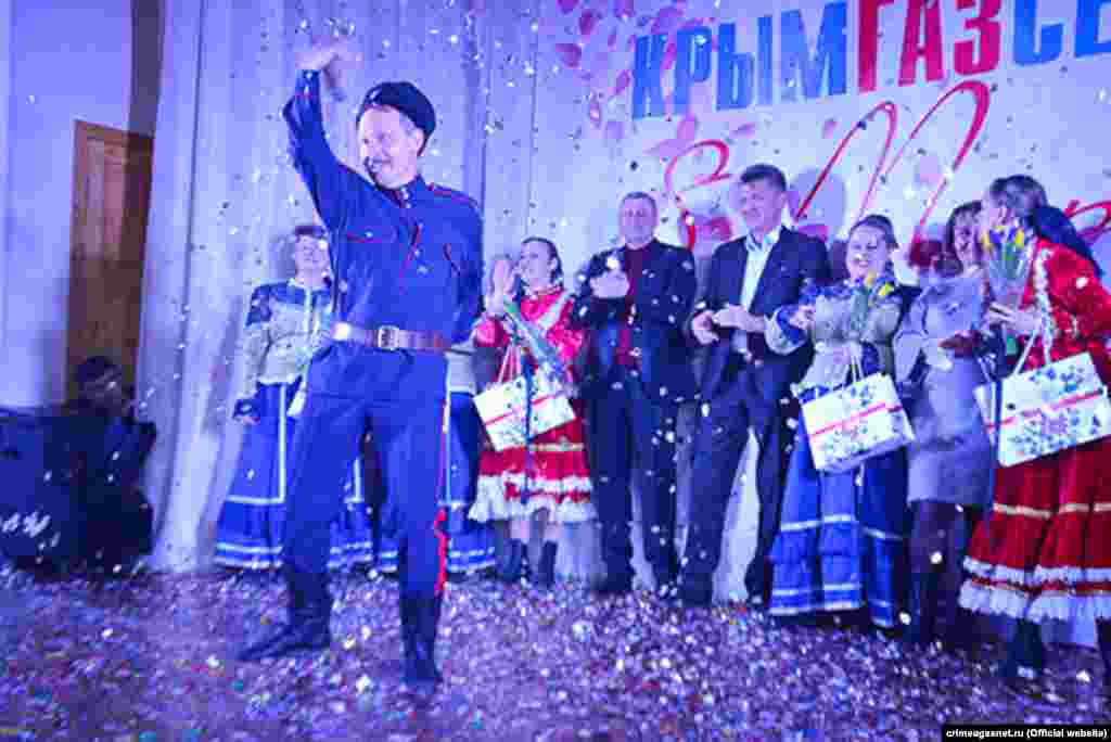 Победил номер с танцем казака. На сцене сотрудники Красноперекопского управления «Крымгазсети»