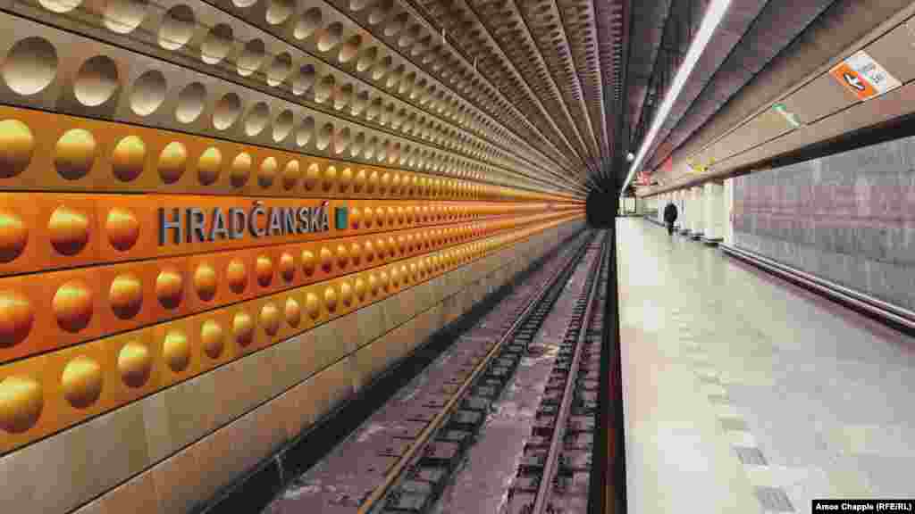 Stanica metroa u Pragu 5. decembra. Nekoliko drugih evropskih zemalja, uključujući češkog susjeda Njemačku, aktivno se priprema za zbrinjavanje svog stanovništva u svjetlu onoga što se naziva "pogoršanjem situacije međunarodne prijetnje".