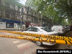 მაისში, როცა კორპუსის ერთი სადარბაზო ჩაინგრა, ეს სახლი ასე გამოიყურებოდა.