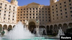 Hotel Ritc-Carlton u Rijadu, u kojem su se sastali američki i ruski pregovarači 24. marta. Predstavnici SAD sastali su se i s ukrajinskim pregovaračima u saudijskoj prestonici, 23. i 25. marta.