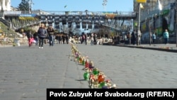Улица Институтская в Киеве: цветы и свечи в честь погибших