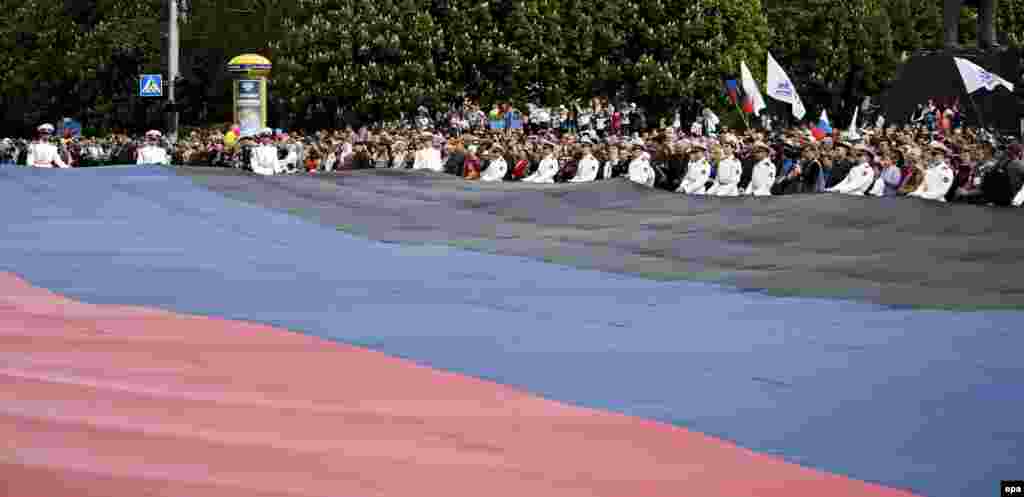 Гігантський прапор угруповання «ДНР», що визнане в Україні терористичним, на святкуванні річниці псевдореферендуму. Донецьк, 11 травня 2015 року