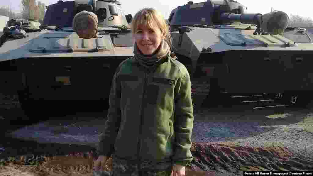 Олена Білозерська, ДУК «Правий сектор» / Українська добровольча армія: «Чи складно було перший раз стріляти? Ні, не було складно. Ти бачиш силует. І розумієш, що коли прогавиш свій час і не встрелиш, то він встрелить тебе або твоїх побратимів. Все. І якщо ти не зробив свою роботу, яку треба було зробити, – за це має бути соромно. Після першого встреленого, коли я вранці відбула зміну і йшла відпочивати, по дорозі мене вітали ледь не всі, кого зустрічала. Хоча я нікому не казала. Ми ж майже ніколи не знаємо, влучили ми чи ні. Він падає, але ти не бачиш на великій відстані, вбив ти його, поранив, чи в нього супер-реакція і він дуже швидко сховався».