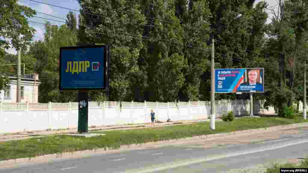 Российский глава Крыма Сергей Аксенов агитирует за местных «единороссов» на улице Толстого