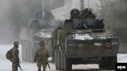 Британские и польские военнослужащие на учениях НАТО в Литве. Декабрь 2016 года