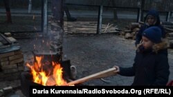 Маленький житель пансіонату «Джерело», в якому проживають переселенці без опалення та гарячої води. Пуща Водиця, грудень 2019 року