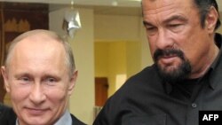 Владимир Путин принимает своего друга Стивена Сигала в Москве. Март 2013 года