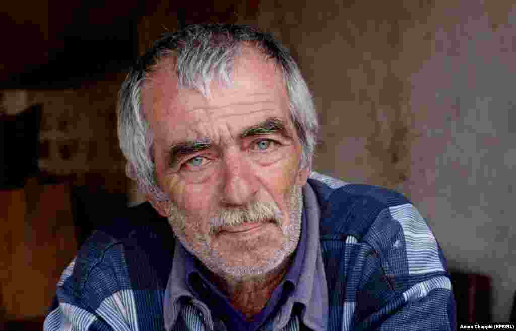 «Я сидел в какой-то квартире на пятом этаже, слушая шум шоссе», говорит он. Не имея другого занятия, кроме как «пить и смотреть телевизор», Василий принял решение вернуться. Чернобыль его не отпускал