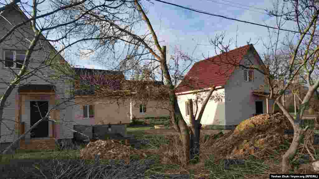 Эти домики застройщик продает «по цене квартиры». В Гончарном много новых домов. Приезжие из России скупают свободные участки и старые дома и строят особняки. Есть и такие, которые возводят на продажу