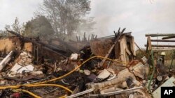 Український рятувальник гасить пожежу зруйнованого після російського удару житлового будинку в Черкаській Лозовій, Харківська область, Україна, 31 серпня 2024 року. Фото ілюстративне