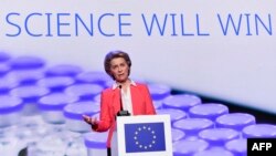 Председателката на Европейската комисия Урсула фон дер Лайен на пресконференция след среща с представители на Pfizer