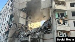 Місцева влада повідомила, що сили РФ завдали щонайменше п’ять ударів керованими авіабомбами. На фото - наслідки російського удару 24 вересня 2024 року