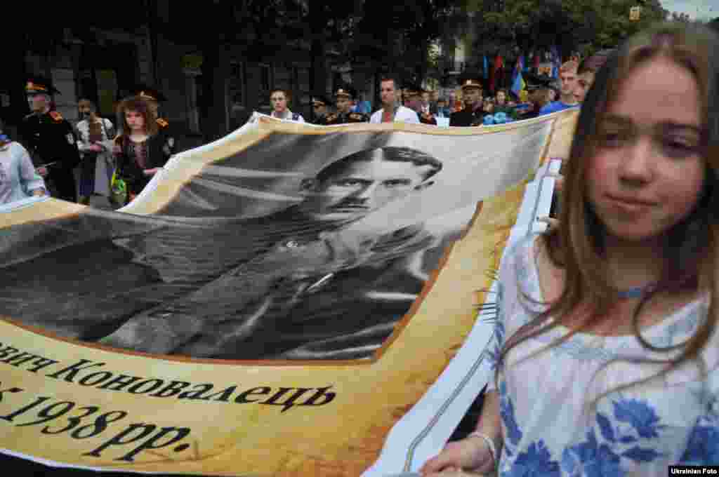 У Львові пройшов День Героїв. День Героїв (або Свято Героїв) встановлений на честь борців за волю України – лицарів Київської Русі, козаків Гетьманської доби, січових стрільців, вояків армії УНР, УПА, діячів ОУН, тепер – Героїв Небесної сотні та загиблих в АТО. Станом на 2015 рік День Героїв не є державним святом. Львів, 22 травня 2016 року