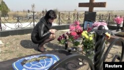 Віталіна Бордова на могилі чоловіка Сергія Бордова, загиблого в Сирії. Сімферополь, 18 жовтня 2017 року