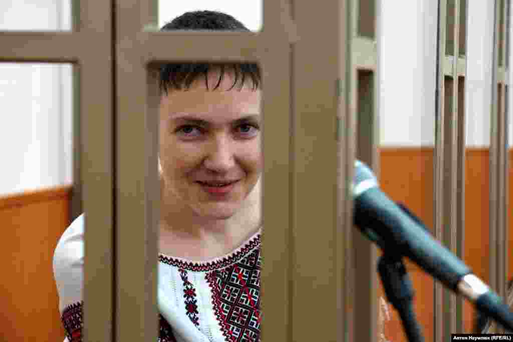 Надежду Савченко судили в Донецком районном суде Ростовской области. Украинскую военнослужащую взяли в плен боевики самопровозглашенной Луганской народной республики, а потом насильно вывезли в Россию сотрудники ФСБ. Савченко обвинили в гибели российских работников СМИ Игоря Корнелюка и Антона Волошина, а также незаконном пересечении границы. Приговор – 22 года заключения. В мае 2016 года была помилована и вернулась в Украину, в обмен на возвращение осужденных в Киеве служащих ГРУ РФ Александра Александрова и Евгения Ерофеева.