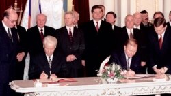 Чому Порошенко згадав про СНД і договір про дружбу з Росією? Чому Порошенко згадав про СНД і договір про дружбу з Росією?