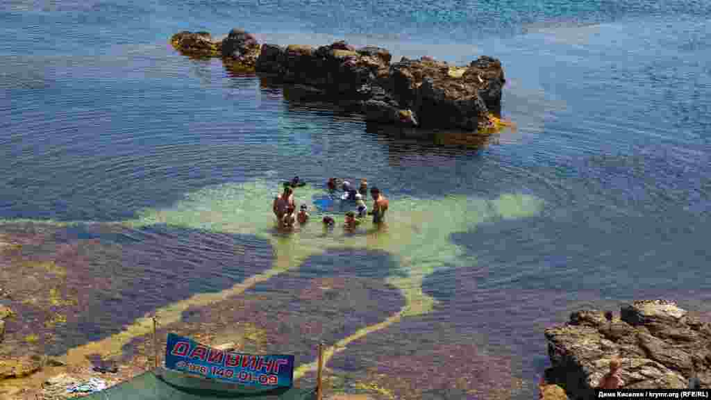 Тарханкут – одно из любимых мест дайверов. Погрузиться под воду на час стоит от двух тысяч рублей (почти 800 гривен). Инструктаж также входит в эту стоимость