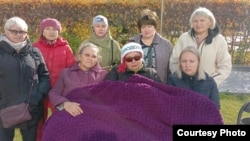 Голодающие дольщики у здания правительства Новосибирской области