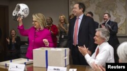 Коллеги по Госдепартаменту дарят Хиллари Клинтон футбольный шлем с намеком, что образ жизни в Вашингтоне напоминает "контактный спорт"