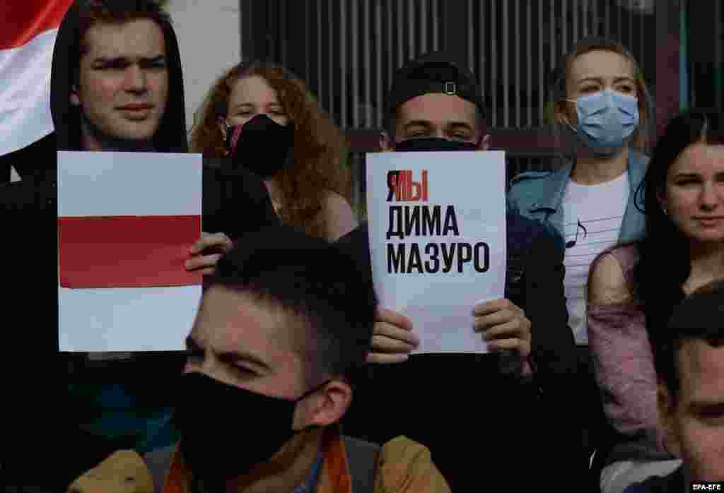 Студент тримає табличку, на якій написано: «Ми – Діма Мазуро». 16 вересня Мазуро у розмові із викладачем гнівно сказав, що «інших проблем для людей немає», маючи на увазі незгоду людей із оголошеними результатами президентських виборів, які вважаються сфальсифікованими. 25 вересня влада наказала затримати Мазуро на 23 дні