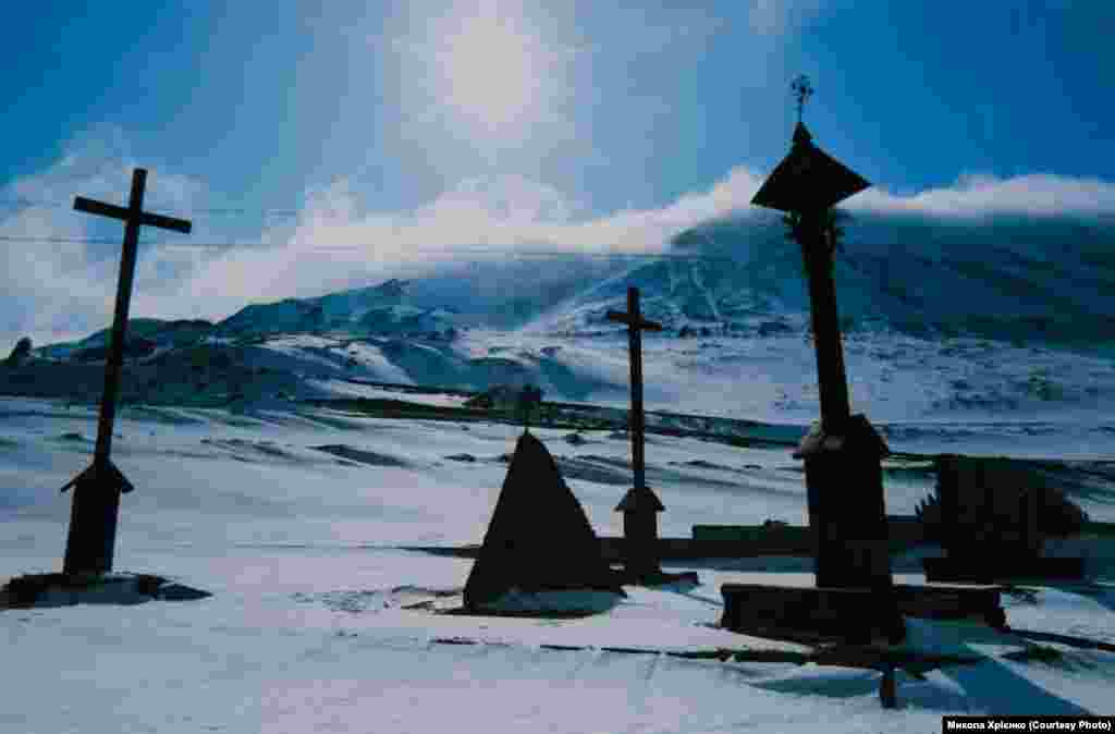 Фрагменти пам’ятника в’язням Норильська під горою Шмідта (фотографії Миколи Хрієнка)