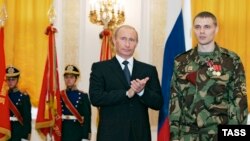 Володимир Путін нагороджує орденом Мужності капітана внутрішніх військ МВС Росії Андрія Пеліхова на урочистому прийомі на честь співробітників підрозділів спеціального призначення