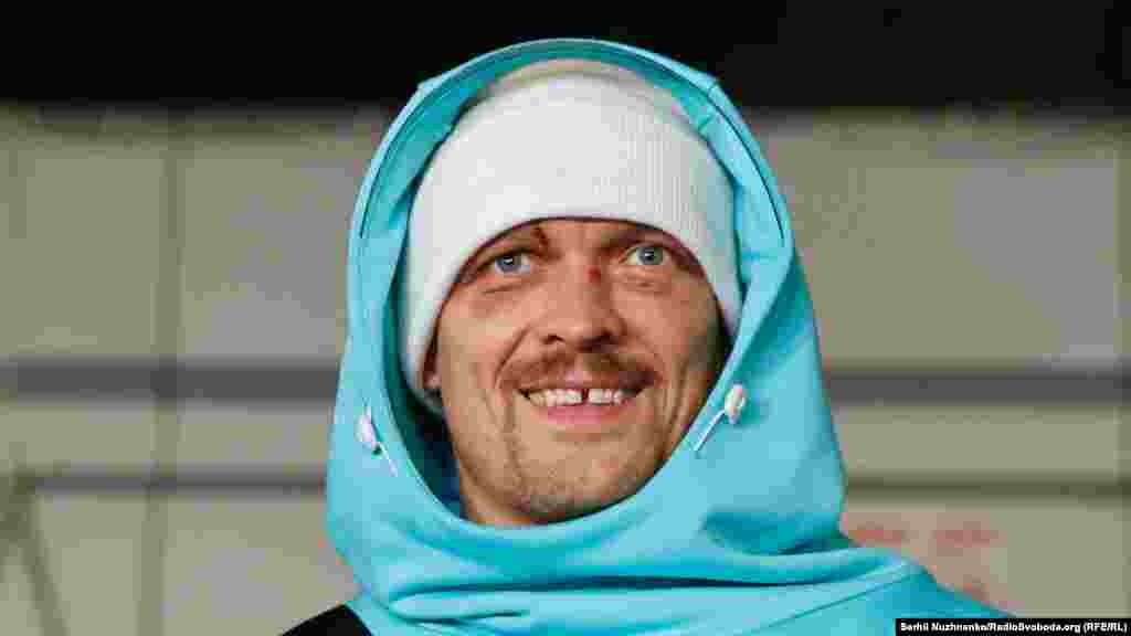 На вопрос журналиста рассказать о том, как это – быть чемпионом мира в двух весовых категориях, боксер сказал: «Прикольно»