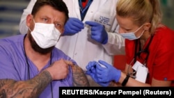 Польща випереджає Україну за числом людей, які завершили вакцинацію, майже в 53 рази